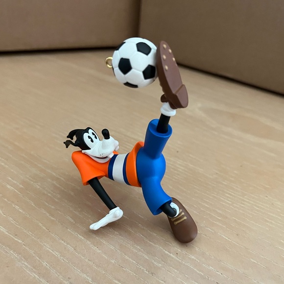 Hallmark Keepsake Ornament - Disney - Goofy Soccer Star - 1998 - Picture 8 of 8